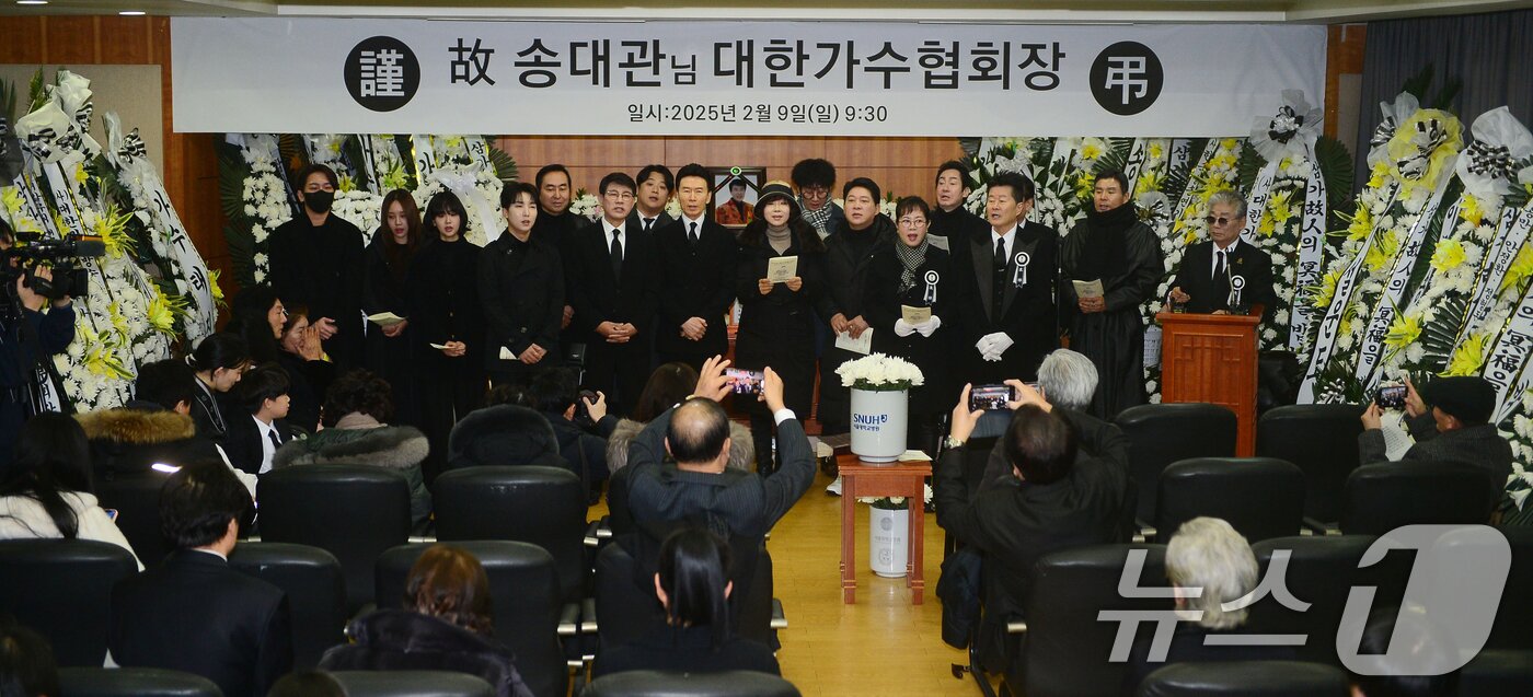 본문 이미지 - 9일 서울 종로구 서울대병원 장례식장에서 열린 가수 송대관의 영결식에서 태진아, 강진, 설운도를 포함한 가수들이 해뜰날을 합창하고 있다. &#40;공동취재&#41; 2025.2.9/뉴스1 ⓒ News1 김진환 기자