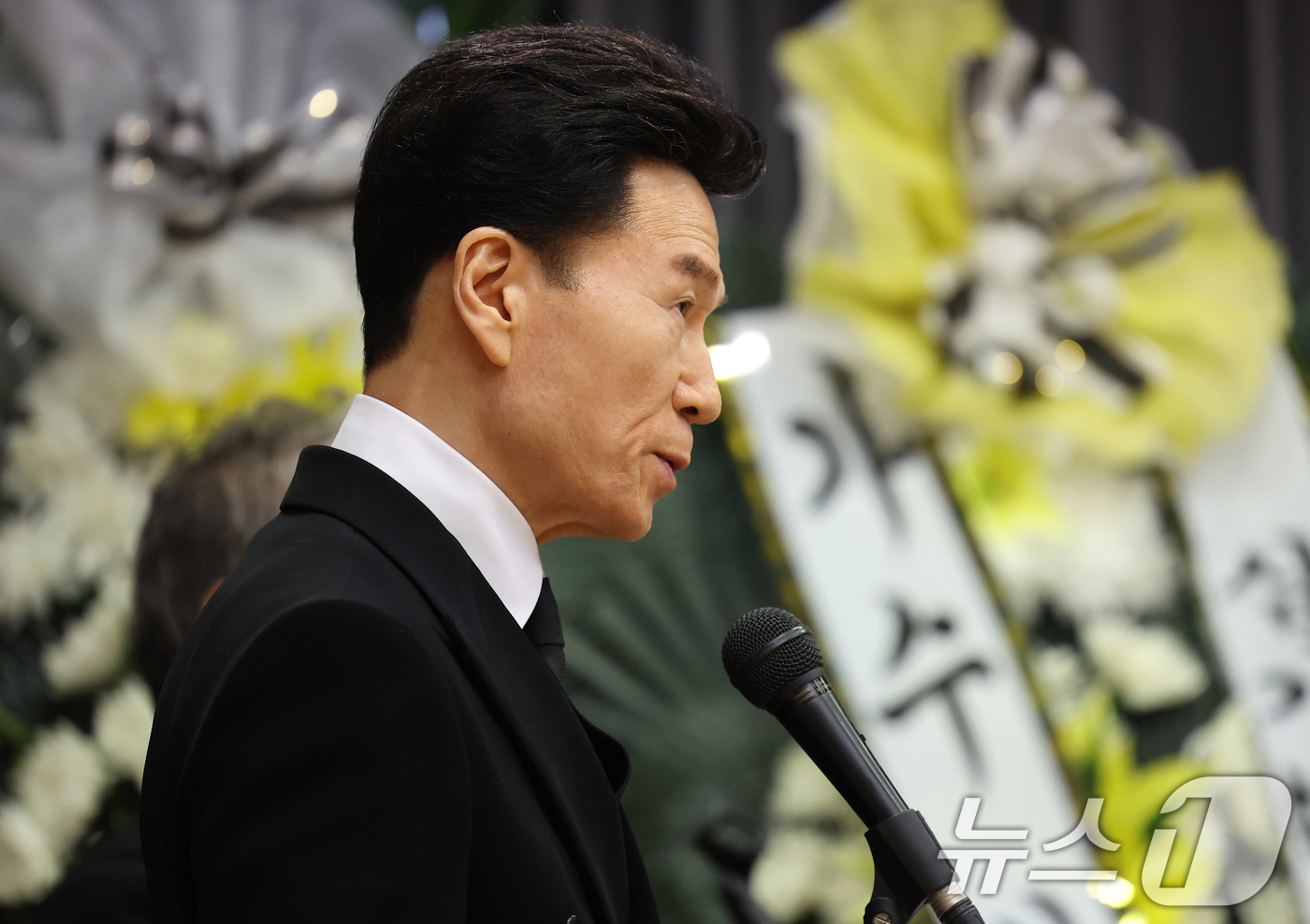 (서울=뉴스1) 김진환 기자 = 가수 강진이 9일 서울 종로구 서울대병원 장례식장에서 열린 고(故) 송대관의 영결식에서 추도사하고 있다. (공동취재) 2025.2.9/뉴스1