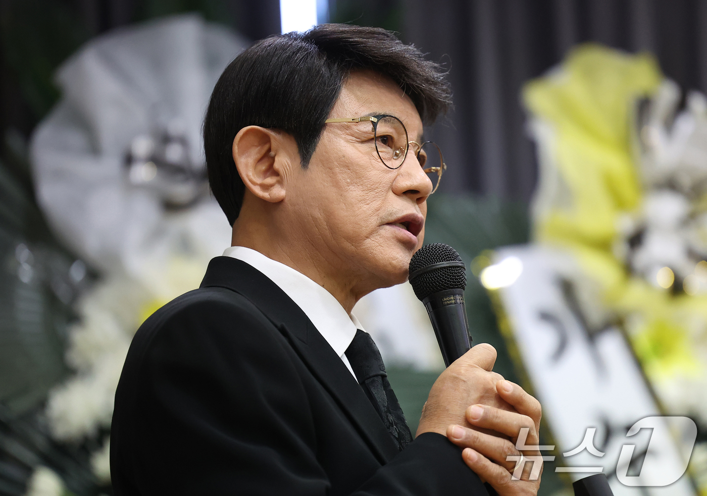 (서울=뉴스1) 김진환 기자 = 가수 설운도가 9일 서울 종로구 서울대병원 장례식장에서 열린 고(故) 송대관의 영결식에서 추도사하고 있다. (공동취재) 2025.2.9/뉴스1