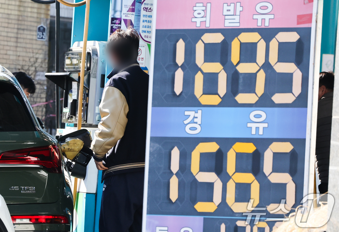 (서울=뉴스1) 허경 기자 = 국내 주유소의 휘발유 주간 평균 가격이 17주 만에 소폭 하락한 9일 서울 도심의 한 주유소에 휘발유와 경유 가격이 표시되어 있다.한국석유공사 유가정 …
