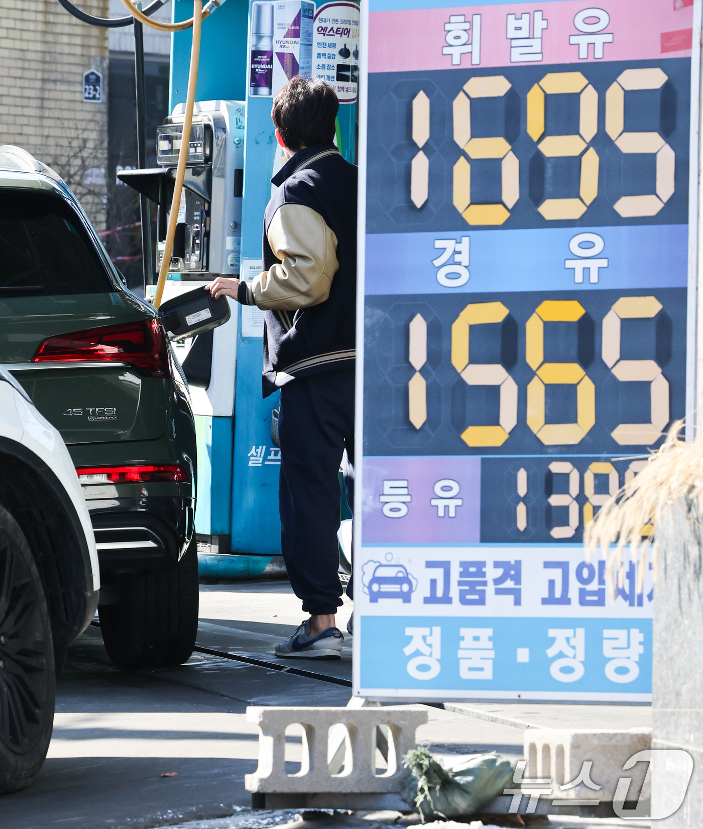 (서울=뉴스1) 허경 기자 = 국내 주유소의 휘발유 주간 평균 가격이 17주 만에 소폭 하락한 9일 서울 도심의 한 주유소에 휘발유와 경유 가격이 표시되어 있다.한국석유공사 유가정 …