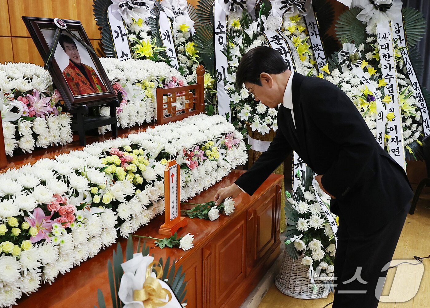 본문 이미지 - 가수 설운도가 9일 서울 종로구 서울대병원 장례식장에서 열린 고&#40;故&#41; 송대관의 영결식에서 헌화하고 있다. &#40;공동취재&#41; 2025.2.9/뉴스1 ⓒ News1 김진환 기자