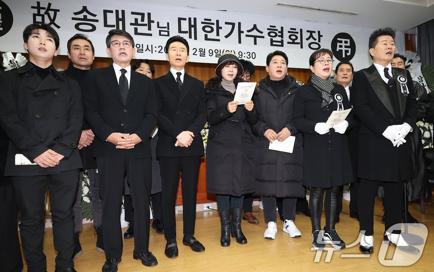 본문 이미지 - 9일 서울 종로구 서울대병원 장례식장에서 열린 가수 송대관의 영결식에서 태진아, 강진, 설운도를 포함한 가수들이 해뜰날을 합창하고 있다. &#40;공동취재&#41; 2025.2.9/뉴스1 ⓒ News1 김진환 기자
