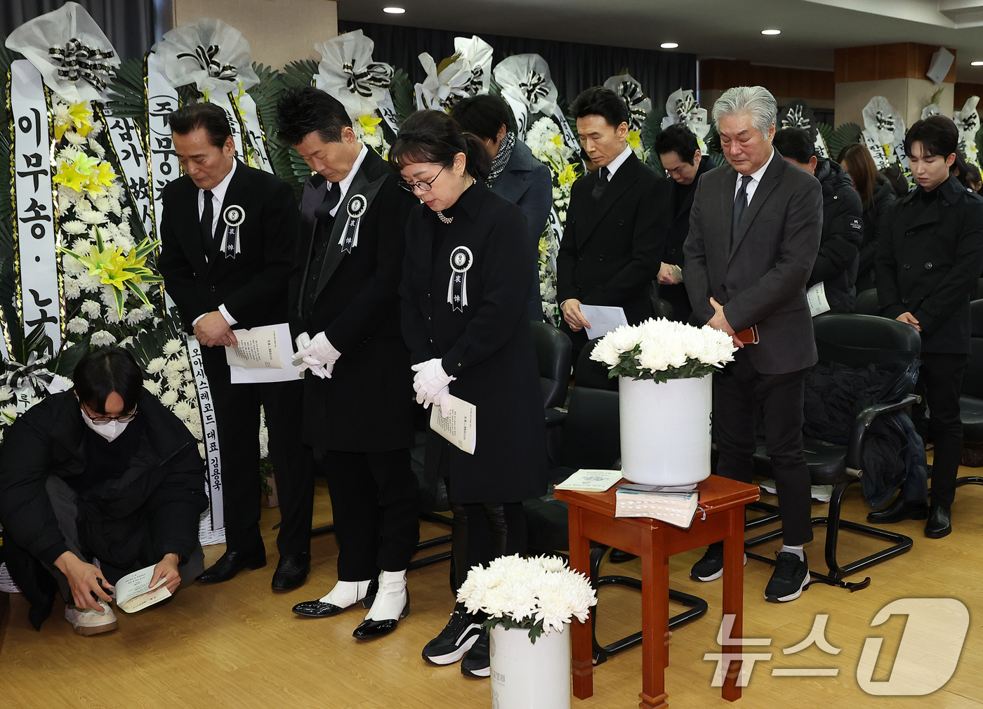 (서울=뉴스1) 김진환 기자 = 9일 서울 종로구 서울대병원 장례식장에서 열린 가수 송대관의 영결식에서 태진아, 강진를 포함한 조문객들이 묵념하고 있다. (공동취재) 2025.2. …