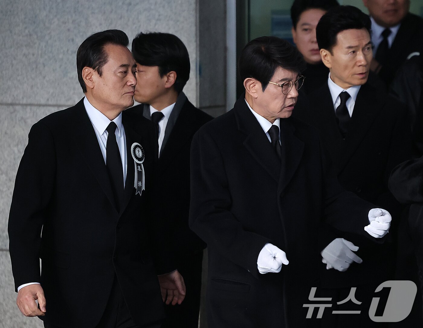 본문 이미지 - 가수 겸 배우 김성환과 설운도&#40;오른쪽&#41;가 9일 서울 종로구 서울대병원 장례식장에서 열린 故 송대관의 영결식에 참석하고 있다. 2025.2.9/뉴스1 ⓒ News1 김진환 기자