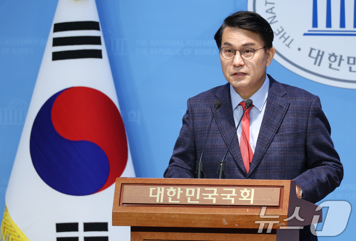 (서울=뉴스1) 이광호 기자 = 윤상현 국민의힘 의원이 9일 오전 서울 여의도 국회 소통관에서 현안 관련 기자회견을 하고 있다. 2025.2.9/뉴스1
