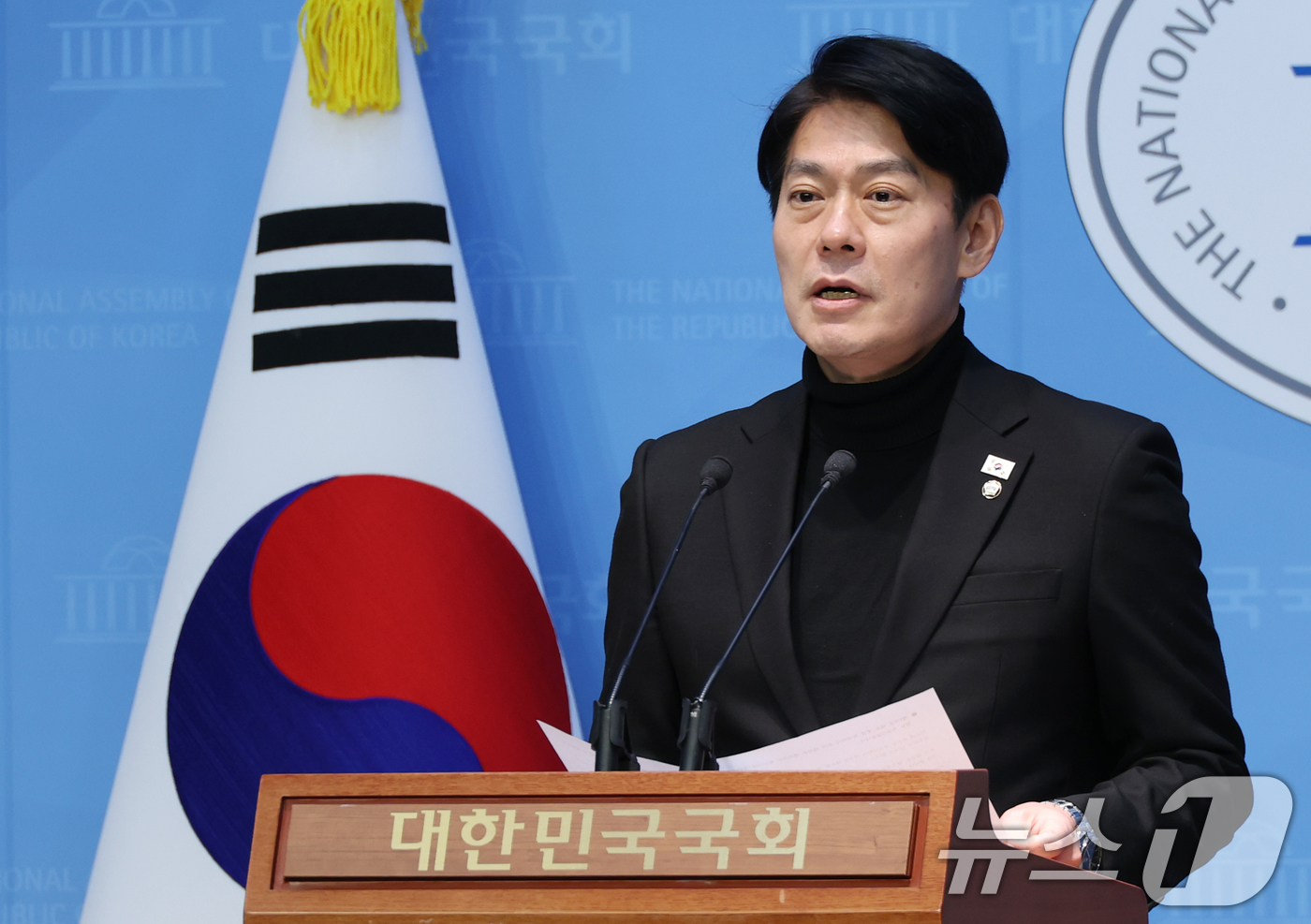 (서울=뉴스1) 이광호 기자 = 한민수 더불어민주당 대변인이 9일 오전 서울 여의도 국회 소통관에서 국민의힘 제1야당 대표 전담 특위 및 이진우·여인형 접견 관련 브리핑을 하고 있 …