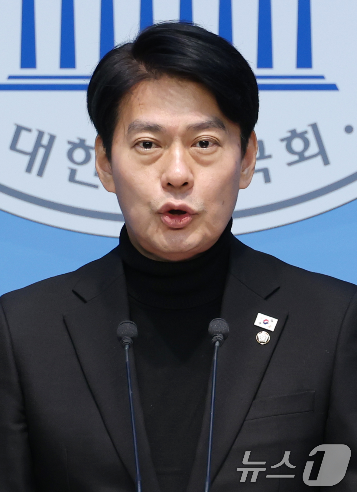 (서울=뉴스1) 이광호 기자 = 한민수 더불어민주당 대변인이 9일 오전 서울 여의도 국회 소통관에서 국민의힘 제1야당 대표 전담 특위 및 이진우·여인형 접견 관련 브리핑을 하고 있 …