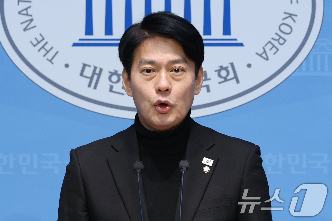 (서울=뉴스1) 이광호 기자 = 한민수 더불어민주당 대변인이 9일 오전 서울 여의도 국회 소통관에서 국민의힘 제1야당 대표 전담 특위 및 이진우·여인형 접견 관련 브리핑을 하고 있 …
