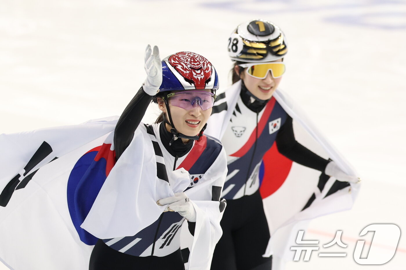 본문 이미지 - 최민정과 김길리. /뉴스1 DB ⓒ News1 이승배 기자