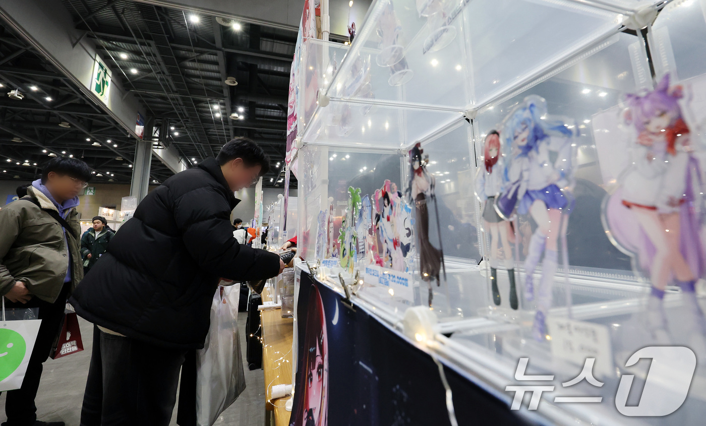 (고양=뉴스1) 이동해 기자 = 9일 경기도 고양시 일산 킨텍스에서 열린 종합 서브컬처 이벤트 ‘일러스타 페스 6'에서 관람객들이 부스를 둘러보고 있다.일러스타 페스는 '모두가 함 …