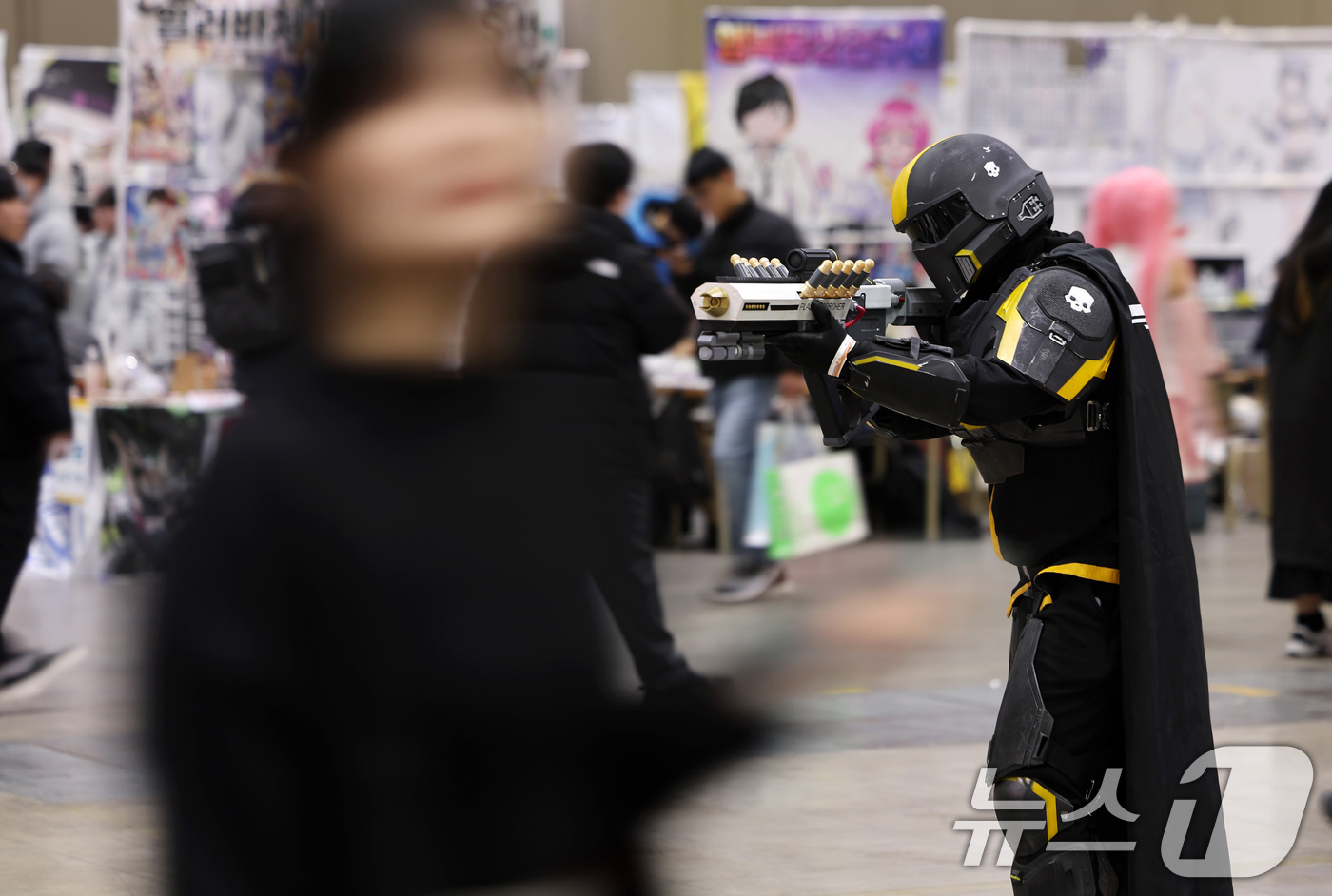 (고양=뉴스1) 이동해 기자 = 9일 경기도 고양시 일산 킨텍스에서 열린 종합 서브컬처 이벤트 ‘일러스타 페스 6'에서 코스튬 의상을 입은 관람객들이 부스를 둘러보고 있다.일러스타 …