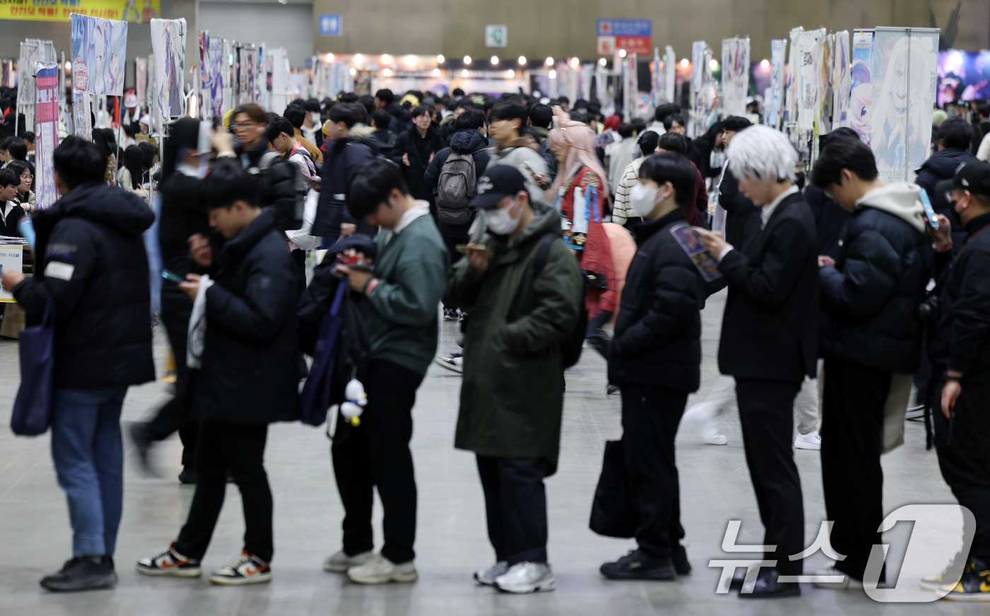 (고양=뉴스1) 이동해 기자 = 9일 경기도 고양시 일산 킨텍스에서 열린 종합 서브컬처 이벤트 ‘일러스타 페스 6'에서 관람객들이 부스를 둘러보고 있다.일러스타 페스는 '모두가 함 …