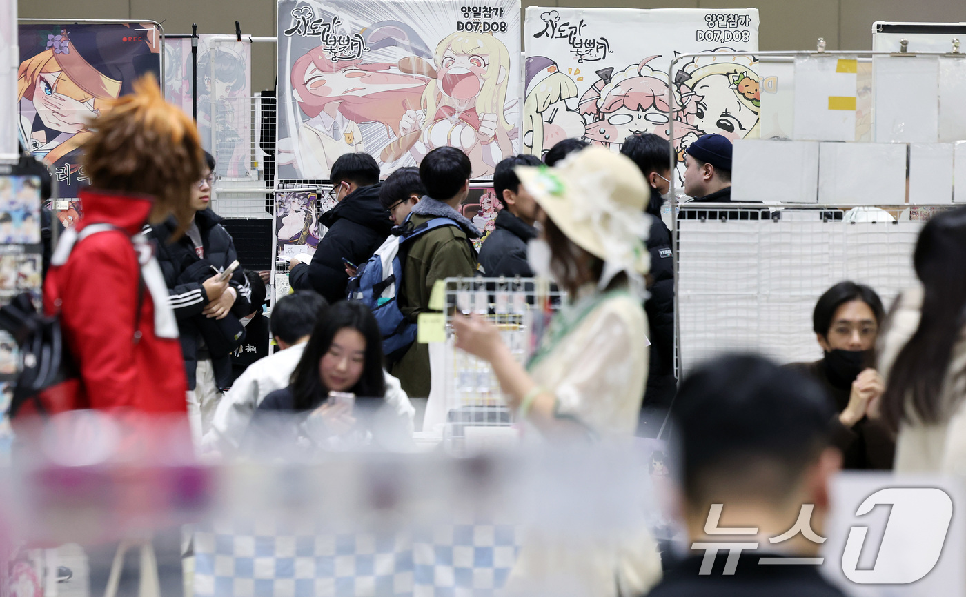 (고양=뉴스1) 이동해 기자 = 9일 경기도 고양시 일산 킨텍스에서 열린 종합 서브컬처 이벤트 ‘일러스타 페스 6'에서 관람객들이 부스를 둘러보고 있다.일러스타 페스는 '모두가 함 …