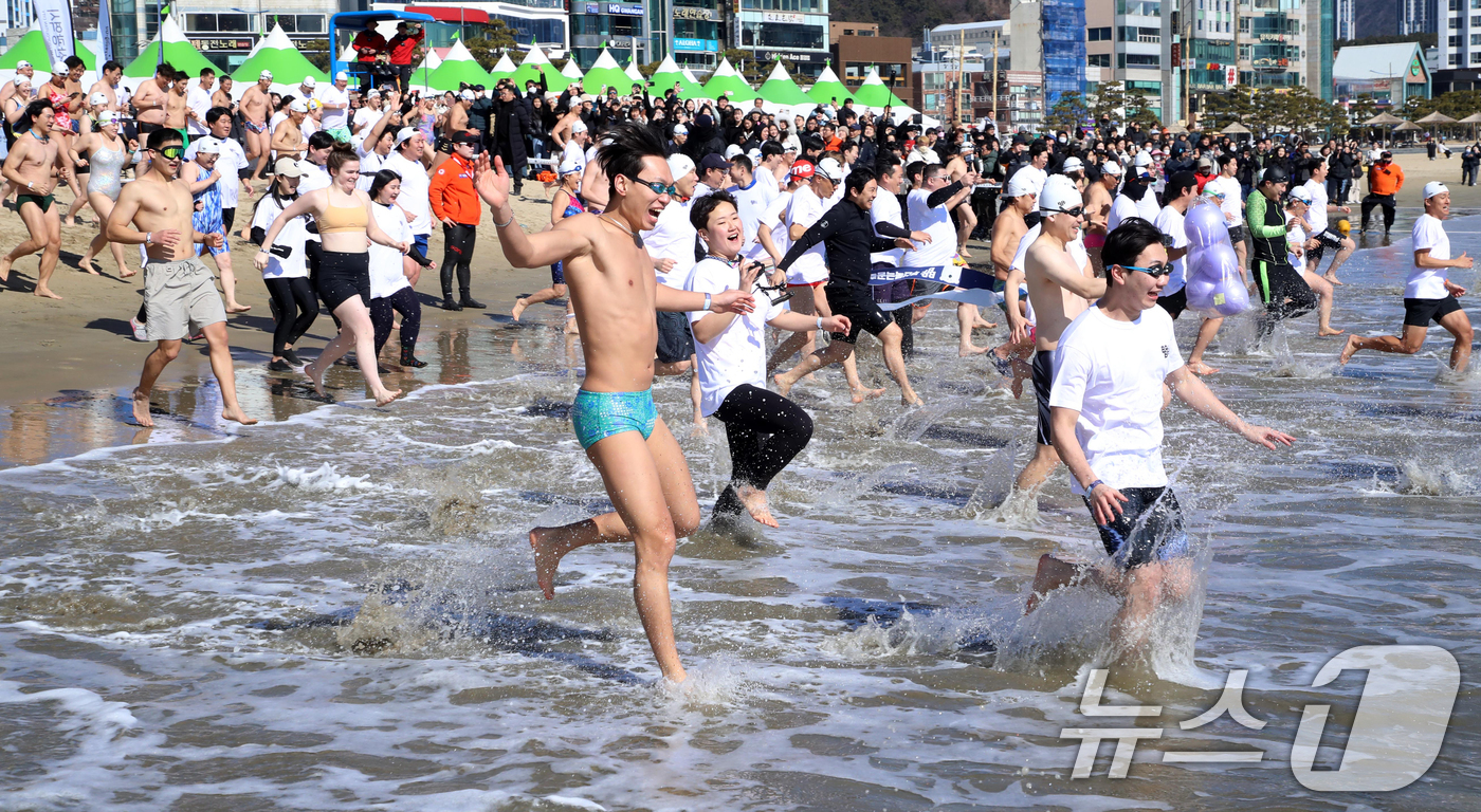 (부산=뉴스1) 윤일지 기자 = 9일 부산 광안리해수욕장에서 열린 제38회 부산 북극곰축제에서 참가자들이 차가운 겨울 바다에 뛰어들고 있다. 2025.2.9/뉴스1
