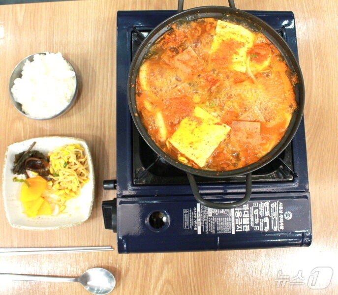 본문 이미지 - 전주 청년식탁사잇길 김치찌개 사진. 2025.2.9/뉴스1 신준수 기자 