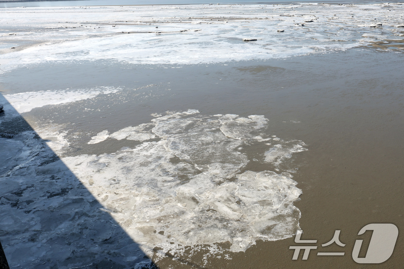 (김포=뉴스1) 이동해 기자 = 올겨울 들어 처음으로 한강이 결빙됐다고 기상청이 밝힌 9일 경기도 김포시 일산대교 인근 한강에 커다란 얼음 덩어리와 유빙이 떠다니고 있다.한강 결빙 …