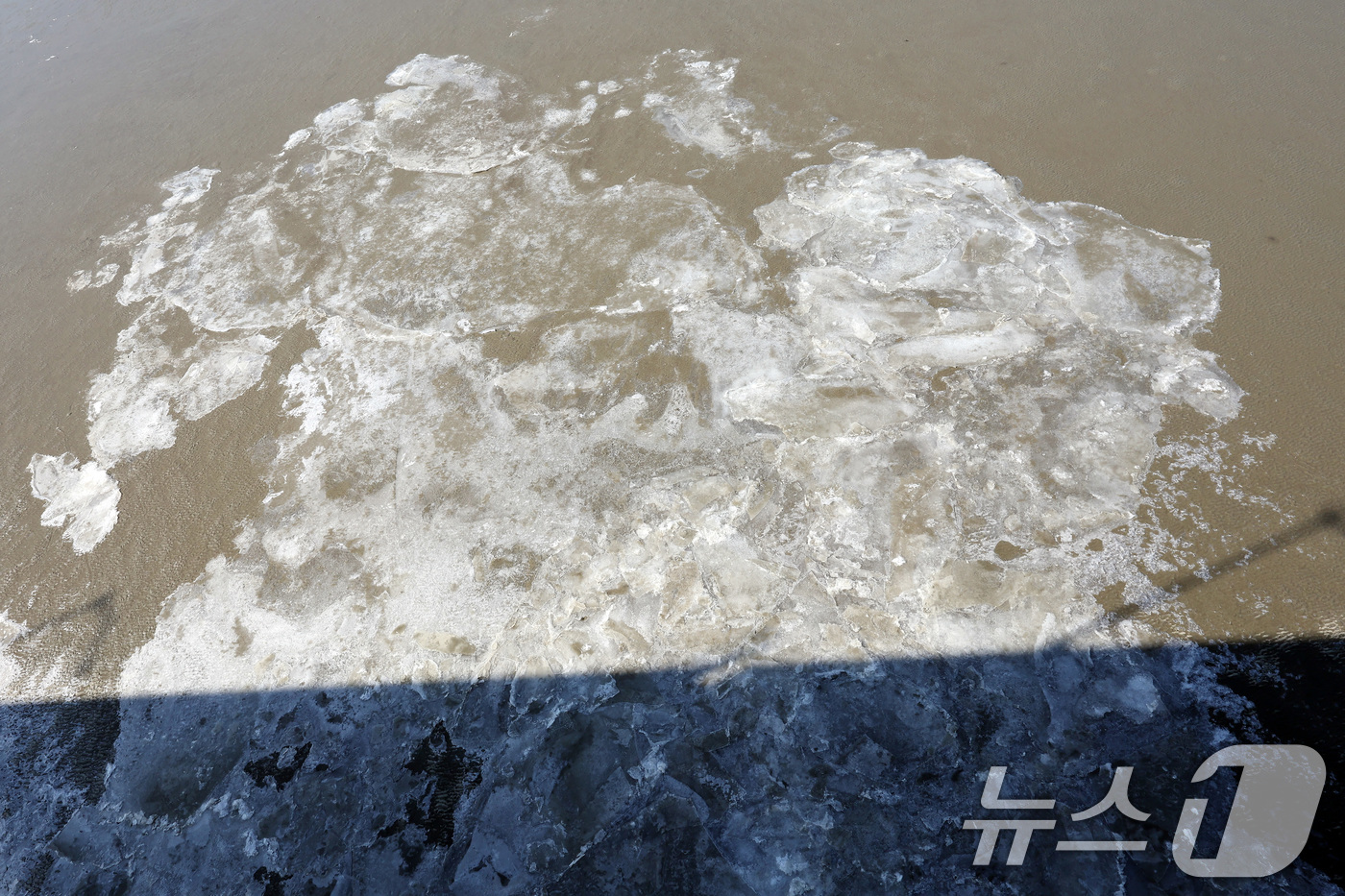 (김포=뉴스1) 이동해 기자 = 올겨울 들어 처음으로 한강이 결빙됐다고 기상청이 밝힌 9일 경기도 김포시 일산대교 인근 한강에 커다란 얼음 덩어리와 유빙이 떠다니고 있다.한강 결빙 …
