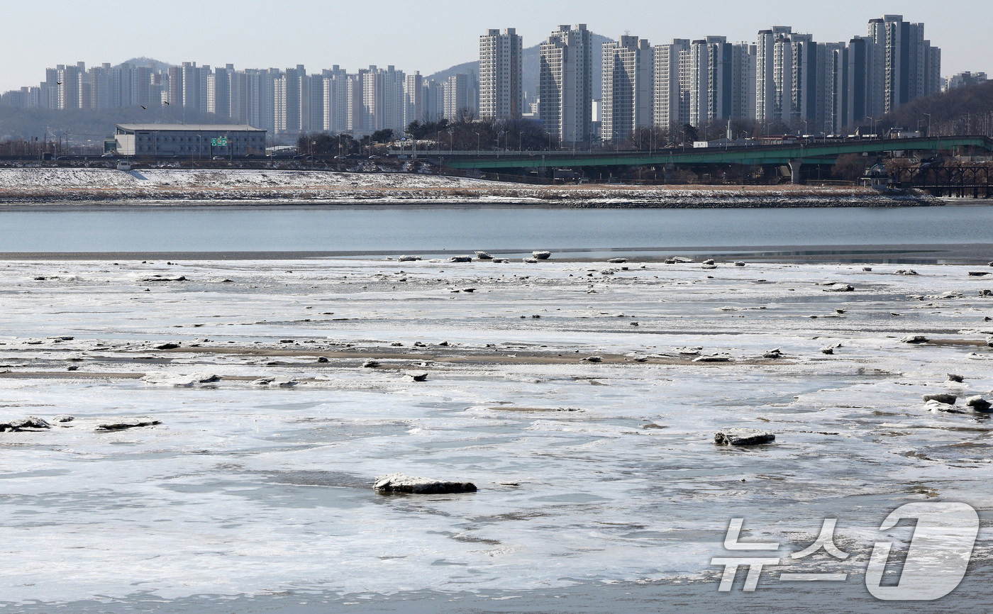 (김포=뉴스1) 이동해 기자 = 올겨울 들어 처음으로 한강이 결빙됐다고 기상청이 밝힌 9일 경기도 김포시 일산대교 인근 한강에 커다란 얼음 덩어리와 유빙이 떠다니고 있다.한강 결빙 …
