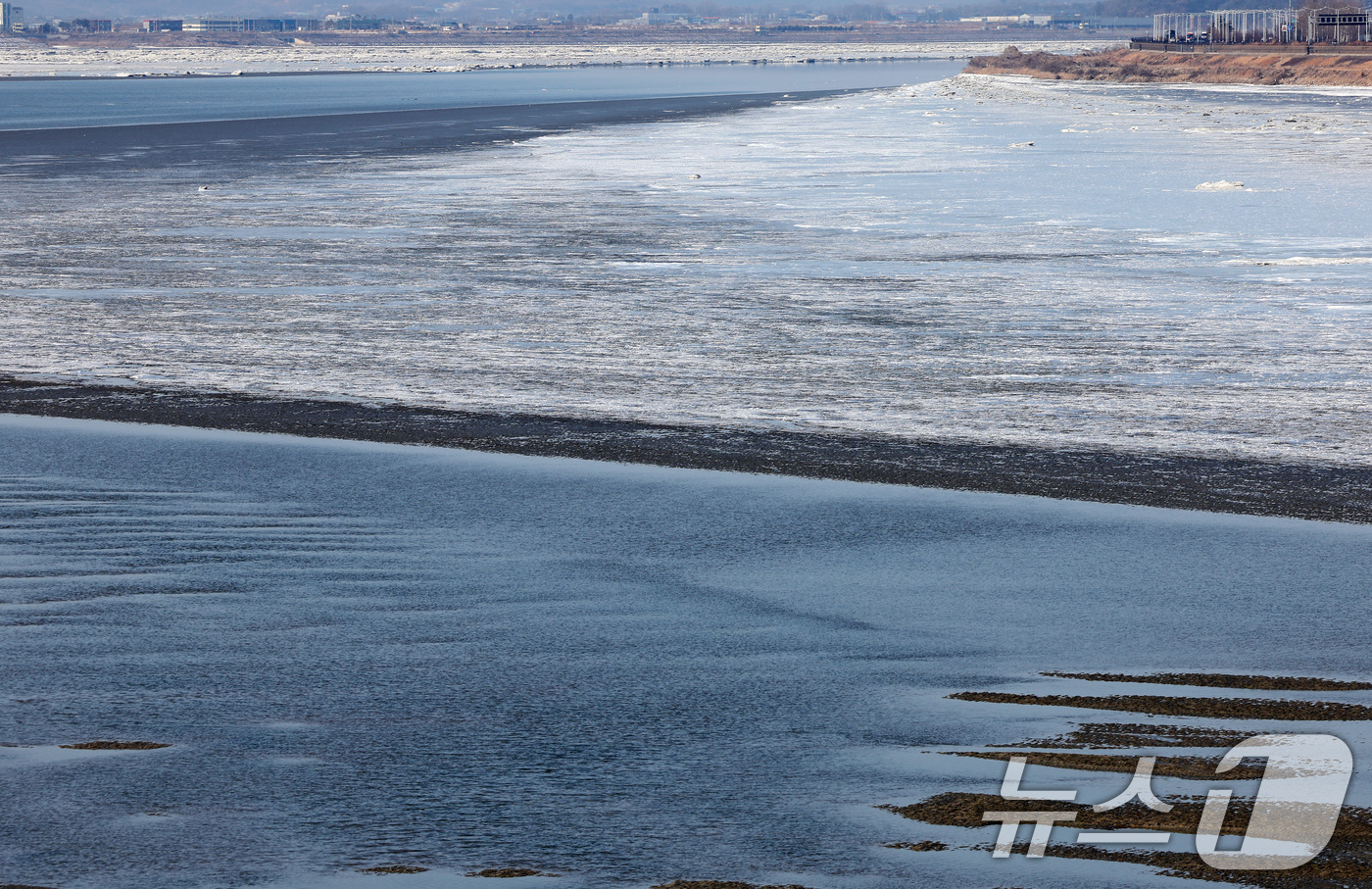 (김포=뉴스1) 이동해 기자 = 올겨울 들어 처음으로 한강이 결빙됐다고 기상청이 밝힌 9일 경기도 김포시 일산대교 인근 한강에 커다란 얼음 덩어리와 유빙이 떠다니고 있다.한강 결빙 …