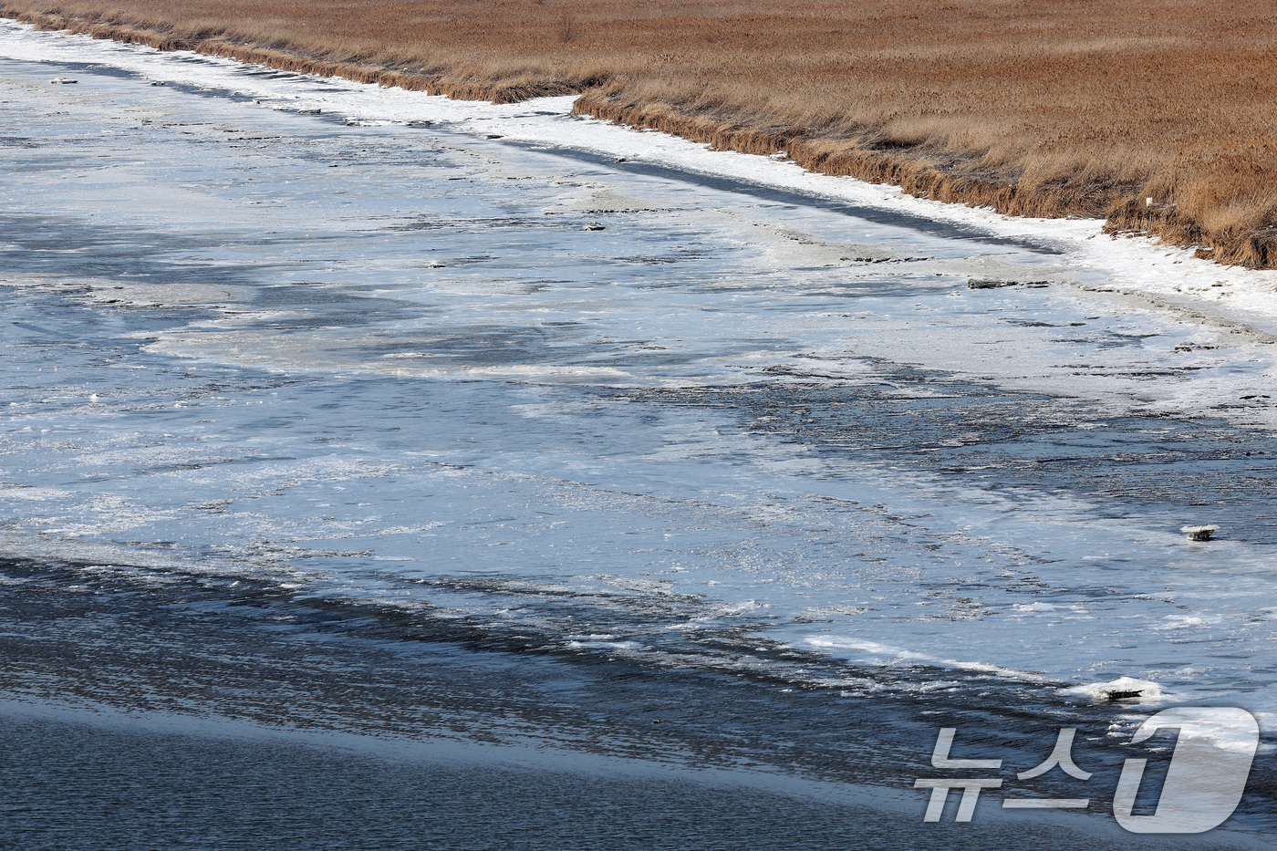 (김포=뉴스1) 이동해 기자 = 올겨울 들어 처음으로 한강이 결빙됐다고 기상청이 밝힌 9일 경기도 김포시 일산대교 인근 한강에 커다란 얼음 덩어리와 유빙이 떠다니고 있다.한강 결빙 …