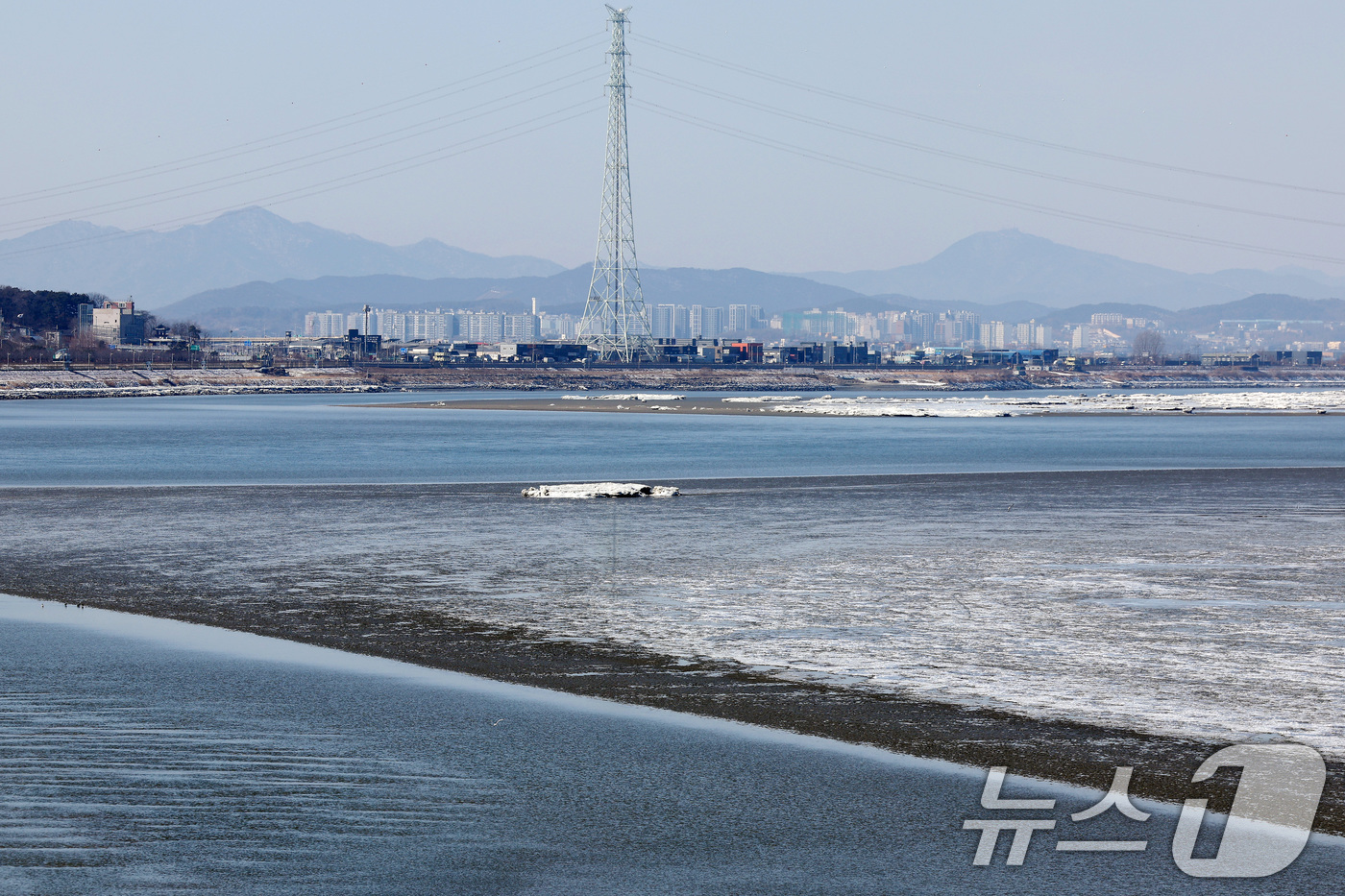 (김포=뉴스1) 이동해 기자 = 올겨울 들어 처음으로 한강이 결빙됐다고 기상청이 밝힌 9일 경기도 김포시 일산대교 인근 한강에 커다란 얼음 덩어리와 유빙이 떠다니고 있다.한강 결빙 …