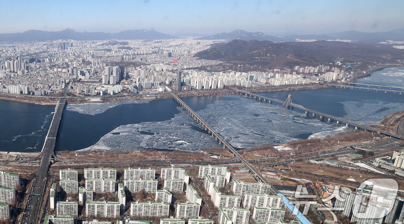 본문 이미지 - 찬 대륙고기압의 영향으로 추위가 지속되고 있는 9일 서울 송파구 롯데월드타워 서울스카이에서 바라본 한강이 얼어붙어 있다. 2025.2.9/뉴스1 ⓒ News1 박세연 기자
