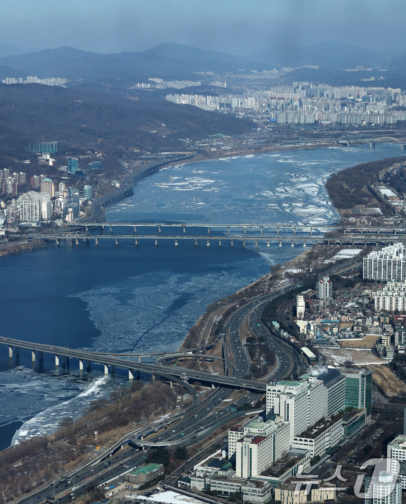 본문 이미지 - 찬 대륙고기압의 영향으로 추위가 지속되고 있는 9일 서울 송파구 롯데월드타워 서울스카이에서 바라본 한강이 얼어붙어 있다. 2025.2.9/뉴스1 ⓒ News1 박세연 기자