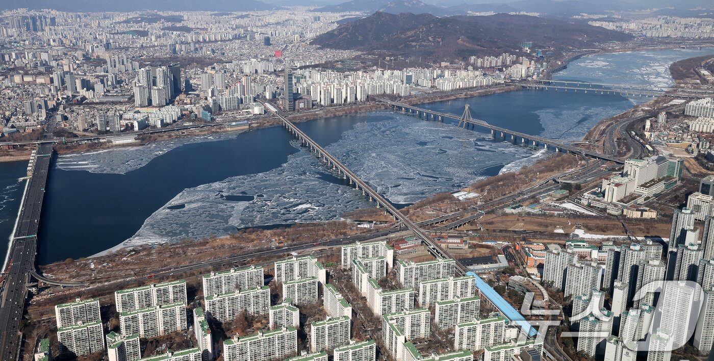 본문 이미지 - 찬 대륙고기압의 영향으로 추위가 지속되고 있는 9일 서울 송파구 롯데월드타워 서울스카이에서 바라본 한강이 얼어붙어 있다. 2025.2.9/뉴스1 ⓒ News1 박세연 기자