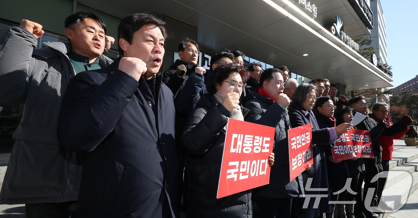 (서울=뉴스1) 김진환 기자 = 국민의힘 '탄핵반대 원외 당협위원장 모임(탄반모)' 관계자들이 9일 오후 서울 중구 국가인권위원회 앞에서 기자회견을 열고 윤석열 대통령의 방어권 보 …