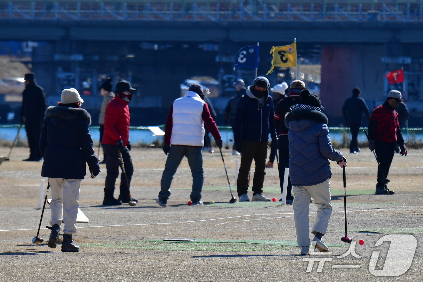 (포항=뉴스1) 최창호 기자 = 9일 오후 경북 포항시 남구 해도동 형산강 파크 골프장에서 시민들이 골프를 즐기고 있다. 2025.2.9/뉴스1