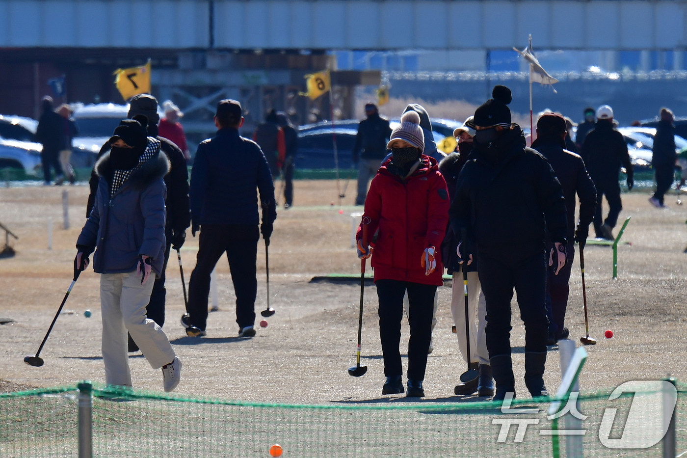 (포항=뉴스1) 최창호 기자 = 9일 오후 경북 포항시 남구 해도동 형산강 파크 골프장에서 시민들이 골프를 즐기고 있다. 2025.2.9/뉴스1
