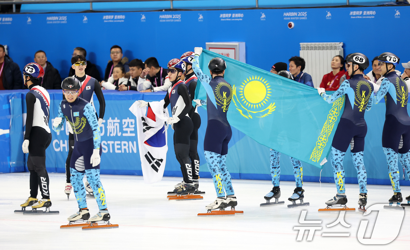 (하얼빈(중국)=뉴스1) 이승배 기자 = 9일(현지시간) 중국 헤이룽장성 하얼빈 빙상훈련센터 다목적홀에서 열린 하얼빈 동계아시안게임 남자 쇼트트랙 5,000m 계주 결승에서 2위로 …