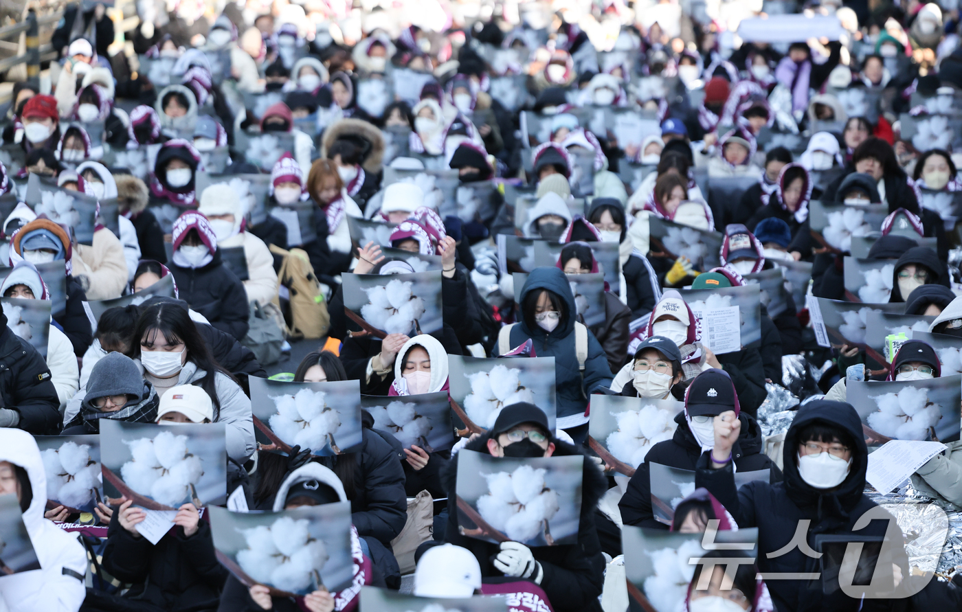 (서울=뉴스1) 허경 기자 = 동덕여대 재학생연합 학생들이 9일 서울 종로구 동덕빌딩 앞에서 ‘민주동덕에 봄은 오는가’라는 주제로 열린 시위 및 연대 공연에서 학내 민주화 촉구하는 …