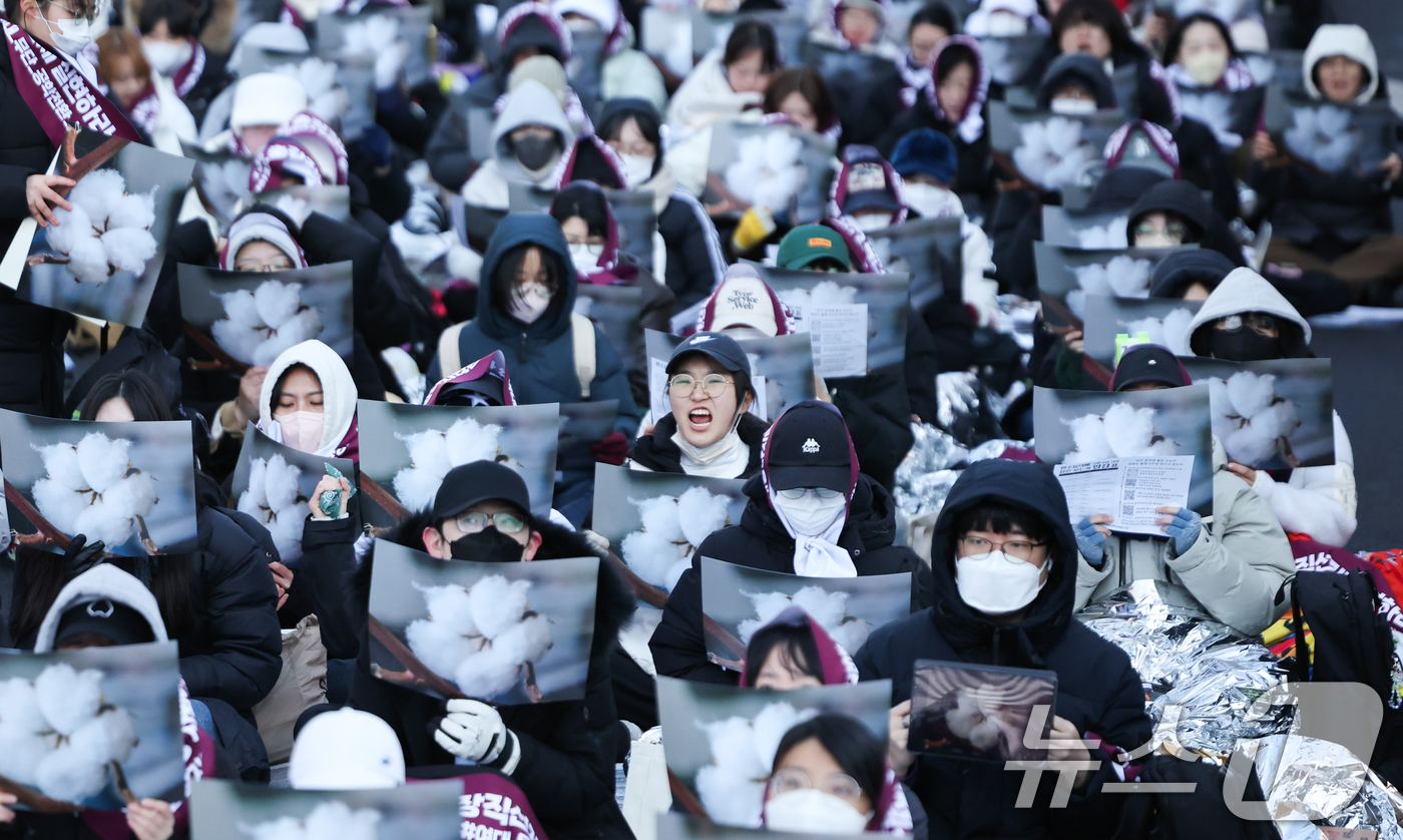 (서울=뉴스1) 허경 기자 = 동덕여대 재학생연합 학생들이 9일 서울 종로구 동덕빌딩 앞에서 ‘민주동덕에 봄은 오는가’라는 주제로 열린 시위 및 연대 공연에서 학내 민주화 촉구하는 …