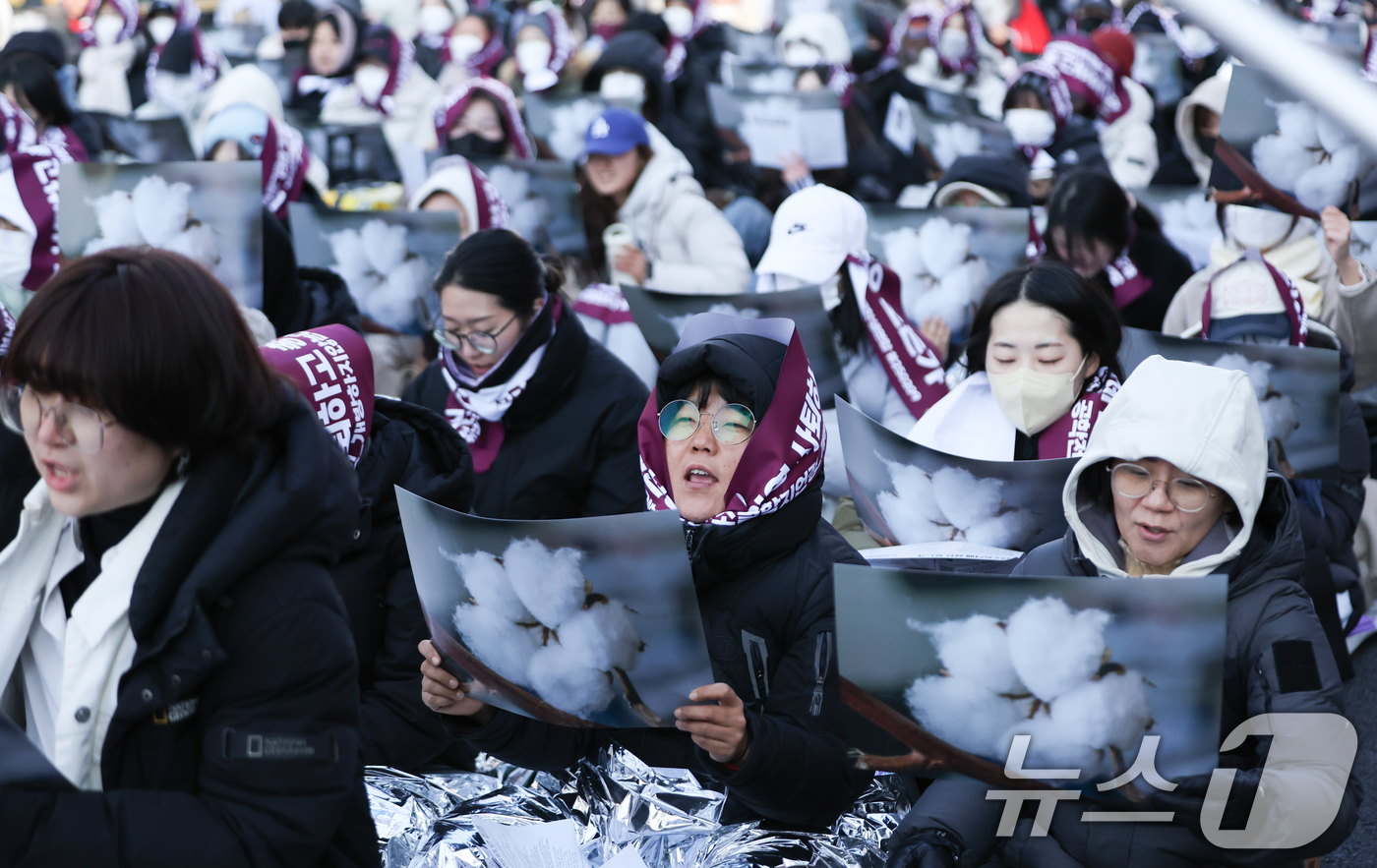 (서울=뉴스1) 허경 기자 = 동덕여대 재학생연합 학생들이 9일 서울 종로구 동덕빌딩 앞에서 ‘민주동덕에 봄은 오는가’라는 주제로 열린 시위 및 연대 공연에서 학내 민주화 촉구하는 …