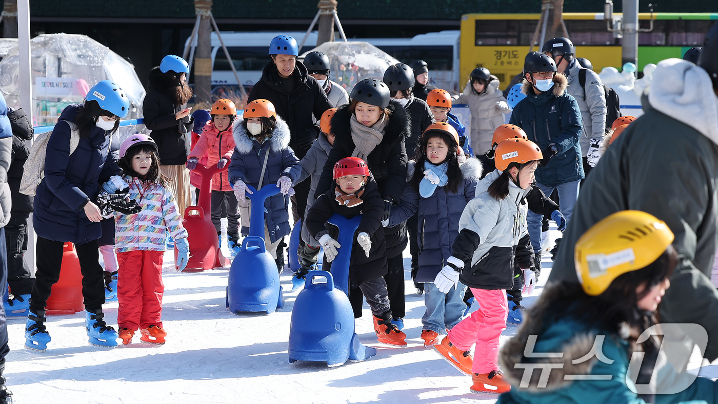 (서울=뉴스1) 김진환 기자 = 9일 오후 서울 중구 서울광장 스케이트장을 찾은 시민들과 관광객들이 스케이트를 즐기고 있다.지난 해 12월 20일 개장 후 52일간 운영됐던 서울광 …