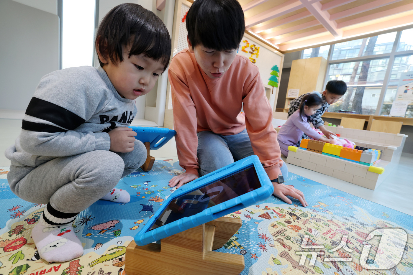 (서울=뉴스1) 박세연 기자 = 9일 서울 성북구 서울형 키즈카페 벌집어린이공원점에서 한 아이와 아버지가 즐거운시간을 보내고 있다.서울시가 4월부터 서울형 키즈카페 이용대상을 서울 …