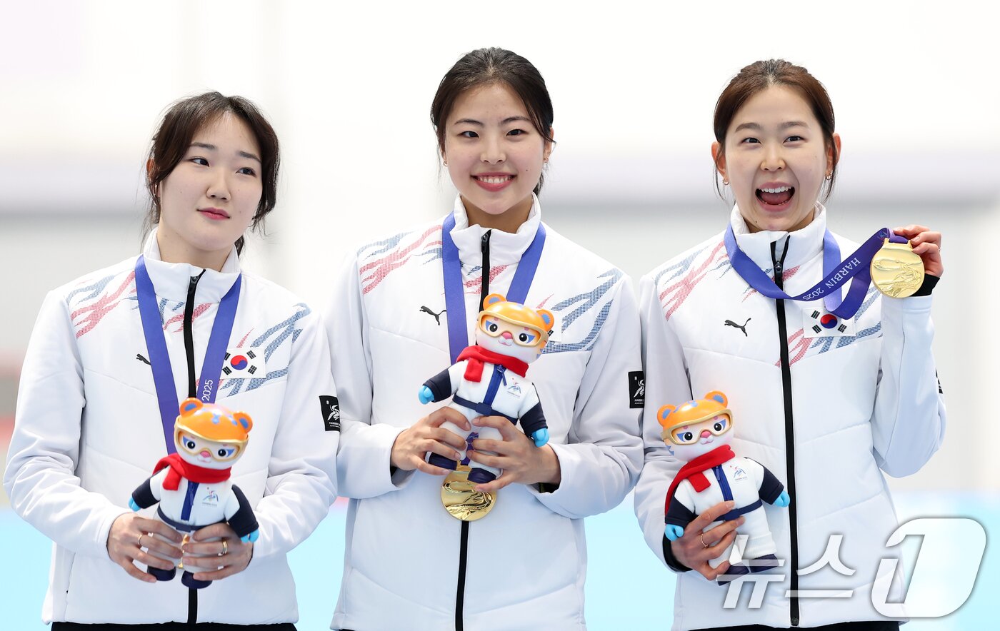 본문 이미지 - 9일&#40;현지시간&#41; 중국 헤이룽장성 하얼빈 스피드 스케이트 오벌에서 열린 하얼빈 동계아시안게임 스피드 스케이팅 여자 팀스프린트에서 우승한 김민지, 이나현, 김민선이 기뻐하고 있다. 2025.2.9/뉴스1 ⓒ News1 이승배 기자