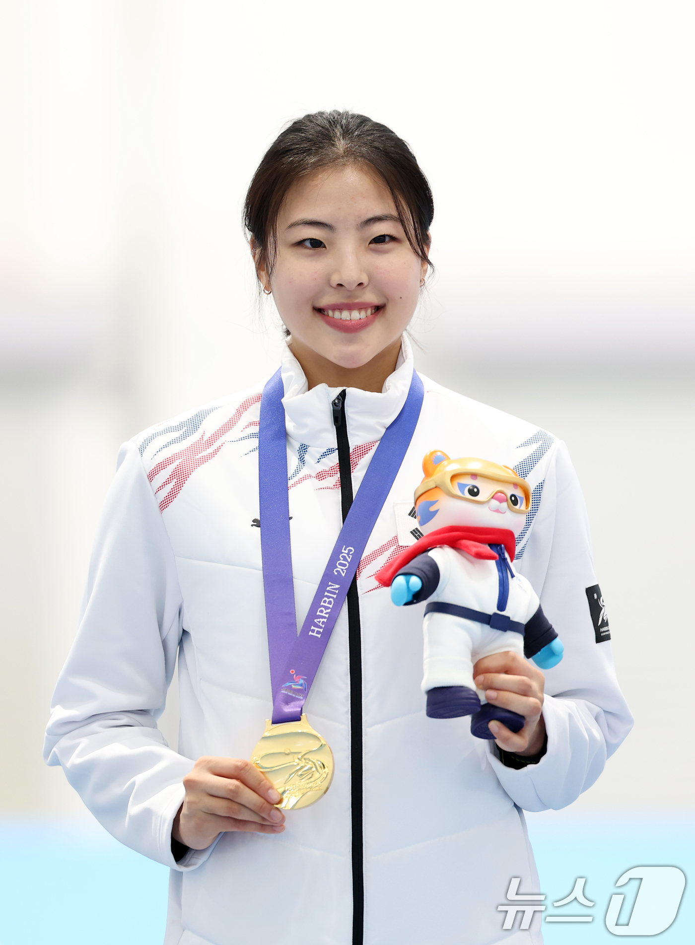 (하얼빈(중국)=뉴스1) 이승배 기자 = 9일(현지시간) 중국 헤이룽장성 하얼빈 스피드 스케이트 오벌에서 열린 하얼빈 동계아시안게임 스피드 스케이팅 여자 팀스프린트에서 이나현이 기 …