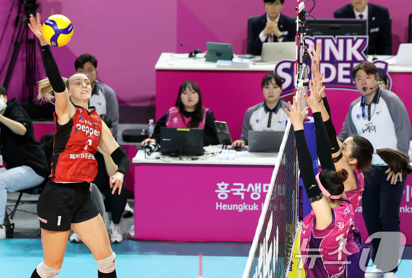 본문 이미지 - 9일 인천시 부평구 삼산월드체육관에서 열린 프로배구 여자부 &#39;도드람 2024-2025 V-리그&#39; 흥국생명과 페퍼저축은행의 경기에서 페퍼저축은행 테일러가 공격을 시도하고 있다. 2025.2.9/뉴스1 ⓒ News1 이동해 기자