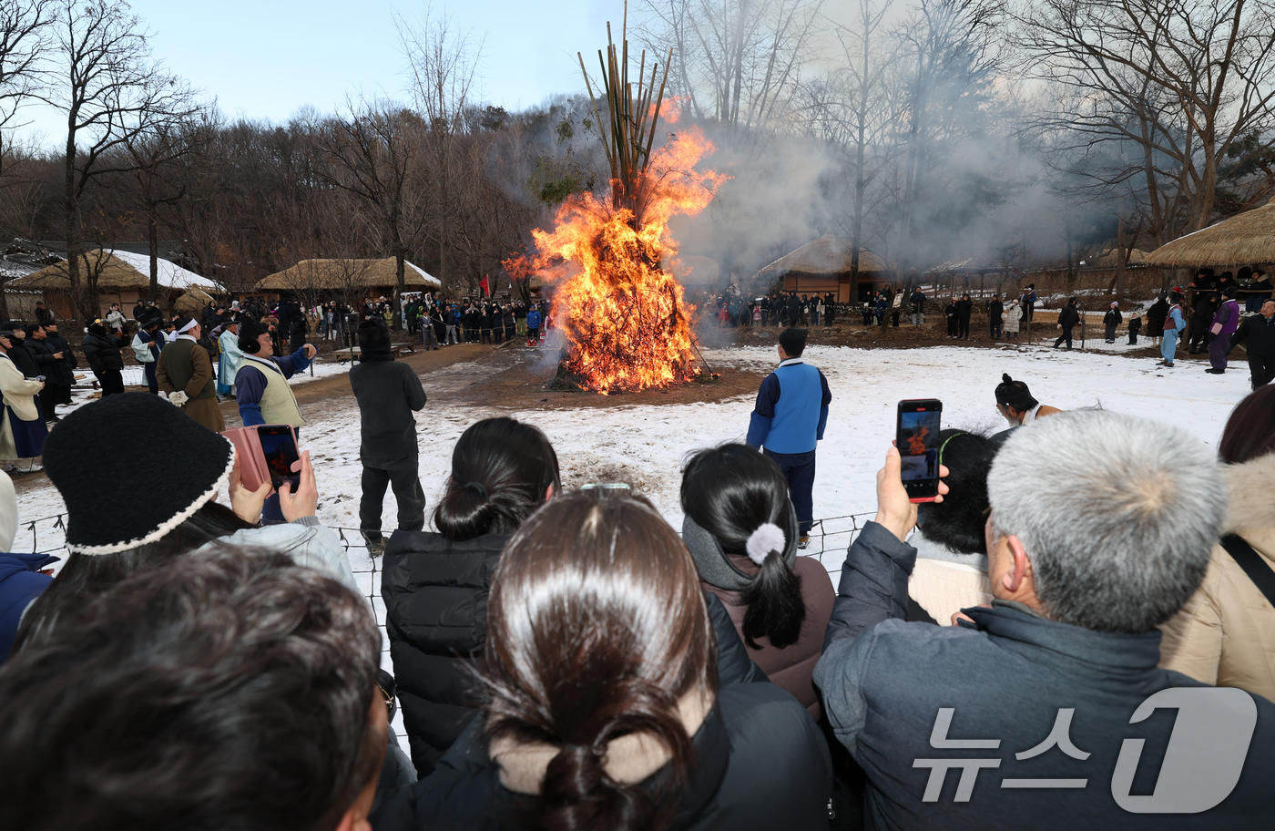 (용인=뉴스1) 김영운 기자 = 정월대보름을 사흘 앞둔 9일 경기 용인시 기흥구 한국민속촌에서 열린 정월대보름 달집태우기 행사에서 시민들이 타오르는 달집을 바라보며 소원을 빌고 있 …