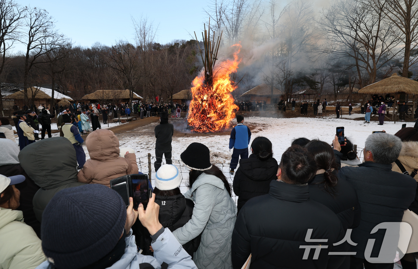 (용인=뉴스1) 김영운 기자 = 정월대보름을 사흘 앞둔 9일 경기 용인시 기흥구 한국민속촌에서 열린 정월대보름 달집태우기 행사에서 시민들이 타오르는 달집을 바라보며 소원을 빌고 있 …