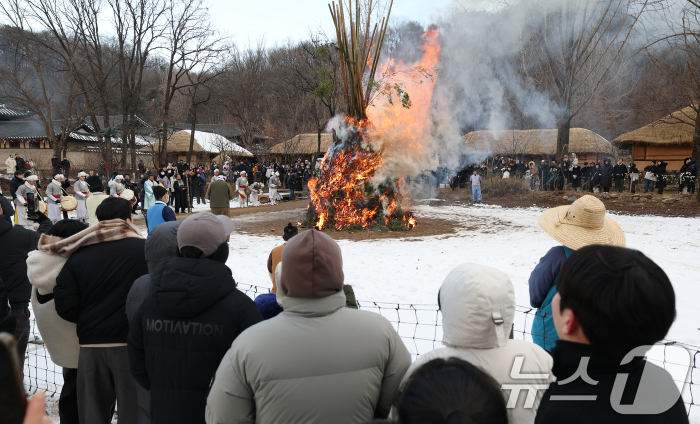 (용인=뉴스1) 김영운 기자 = 정월대보름을 사흘 앞둔 9일 경기 용인시 기흥구 한국민속촌에서 열린 정월대보름 달집태우기 행사에서 시민들이 타오르는 달집을 바라보며 소원을 빌고 있 …