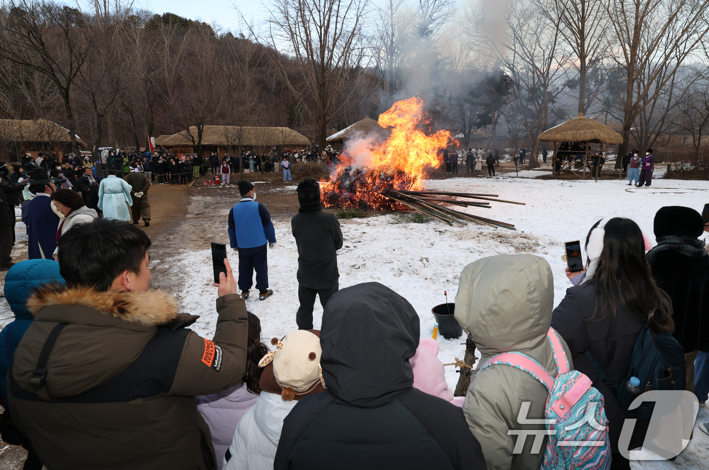 (용인=뉴스1) 김영운 기자 = 정월대보름을 사흘 앞둔 9일 경기 용인시 기흥구 한국민속촌에서 열린 정월대보름 달집태우기 행사에서 시민들이 타오르는 달집을 바라보며 소원을 빌고 있 …