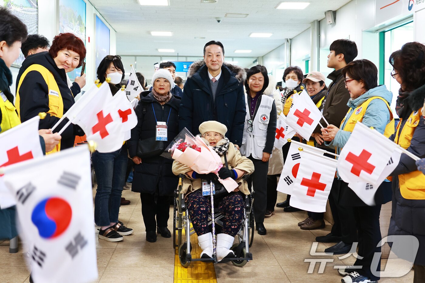 본문 이미지 - 사할린 동포 최군자&#40;92&#41; 어르신이 지난 9일 강원도 동해시 동해항 국제여객터미널을 통해 영주 귀국해 고국땅을 밟고 있다. 최 할머니 뒤로는 딸 에모토투리 씨&#40;왼쪽부터&#41;와 변철환 재외동포청 차장, 박은영 대한적십자사 본부장이 뒤따르고 있다.&#40;재외동포청 제공&#41;./뉴스1 ⓒ News1 민경석 기자