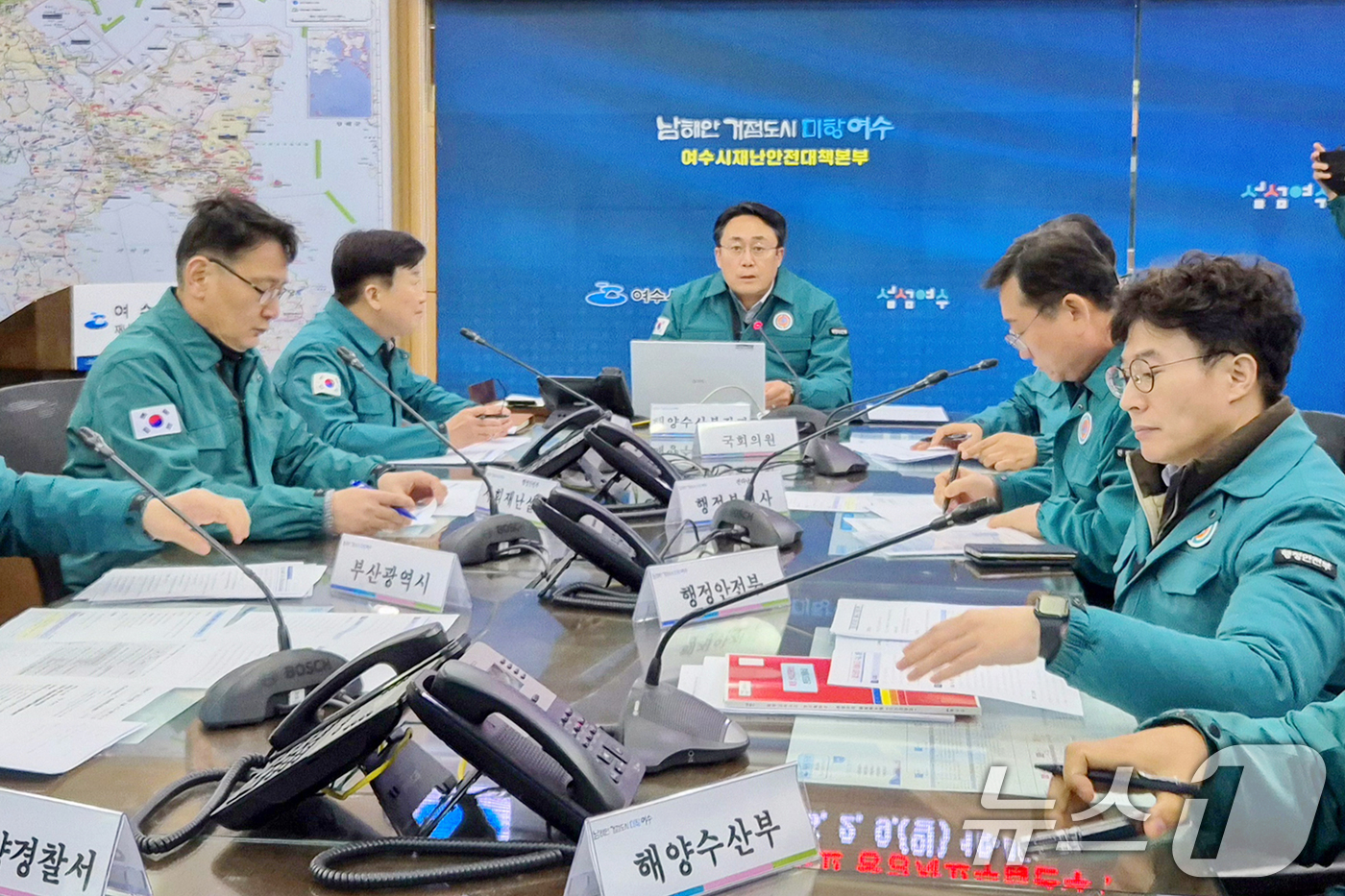(서울=뉴스1) 민경석 기자 = 강도형 해양수산부 장관이 9일 전남 여수시 여수시청에 마련되 재난안전대책본부에서 열린 '제22서경호 침몰사고 중앙사고수습본부 대책회의'를 주재하고 …