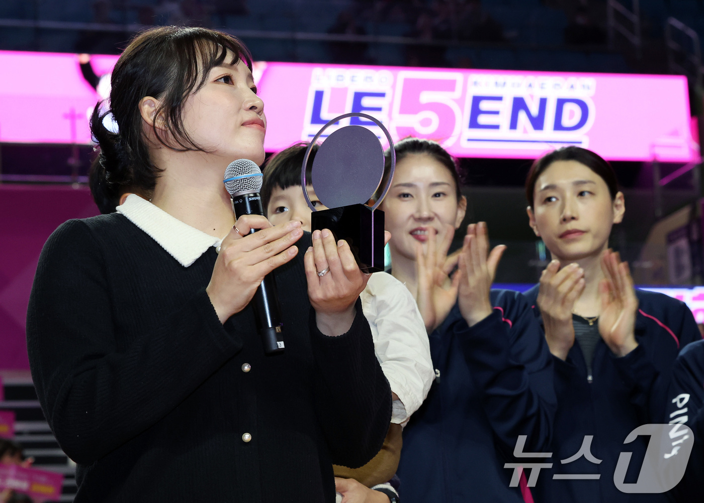 (인천=뉴스1) 이동해 기자 = 9일 인천시 부평구 삼산월드체육관에서 프로배구 여자부 '도드람 2024-2025 V-리그' 흥국생명과 페퍼저축은행의 경기 종료 후에 진행된 김해란의 …