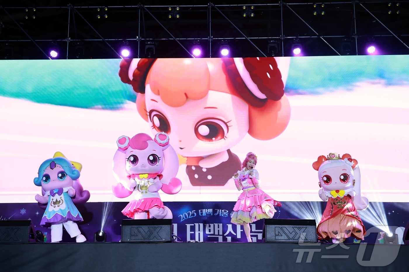 (태백=뉴스1) 신관호 기자 = 9일 강원도 태백시 고원체육관에서 '제32회 태백산 눈축제(2025 태백 겨울 축제)'를 맞아 '캐치! 티니핑 싱어롱쇼'가 펼쳐지고 있다. (태백시 …