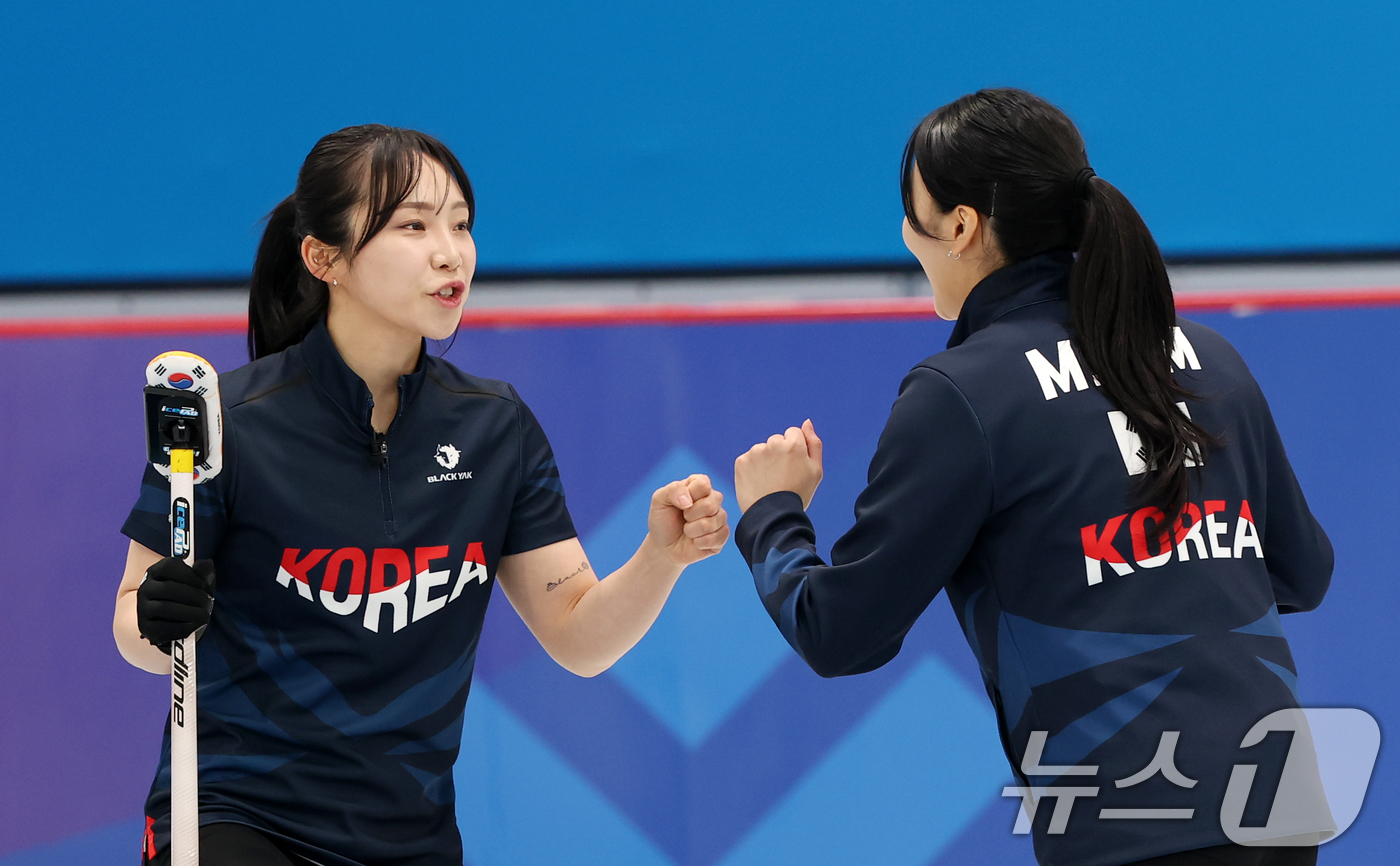 (하얼빈(중국)=뉴스1) 이승배 기자 = 9일(현지시간) 중국 헤이룽장성 하얼빈시 핑팡컬링아레나에서 열린 하얼빈 동계아시안게임 컬링 라운드로빈 한국과 일본의 경기에서 김수지와 김민 …